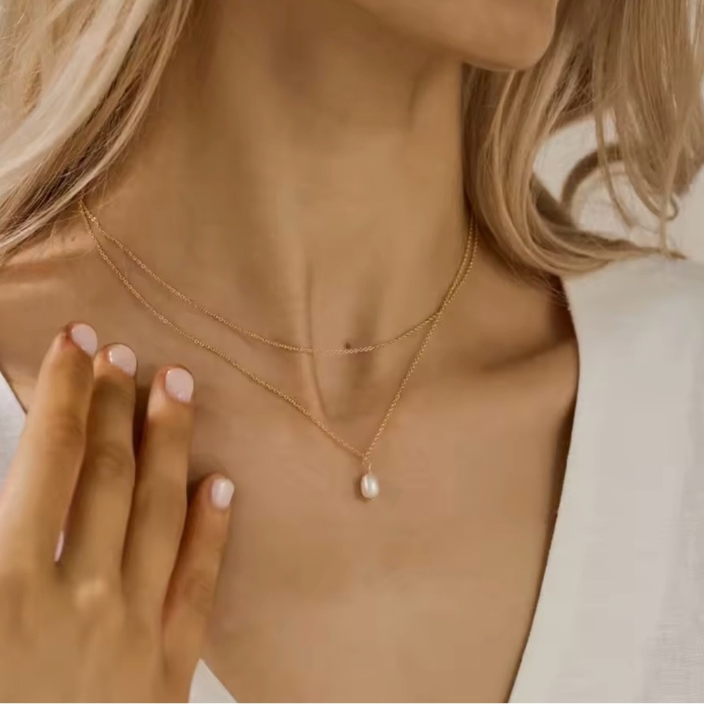 Dainty layered Gold Pearl Necklace - Picture 3 of 4